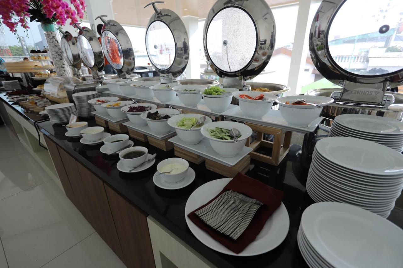 The Azana Hotel Airport Semarang Buitenkant foto